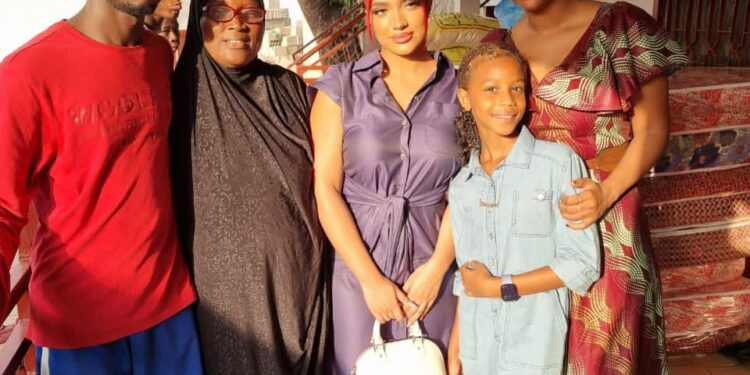 Guinée-Humanitaire: Une portugaise offre des vivres et Matériels didactiques à l’Orphelinat ‘’ ’La voix des sans voix’’ de Hamdallaye