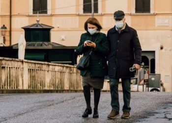 Covid-19 : plus de la moitié des Européens pourraient être infectés par Omicron d’ici deux mois