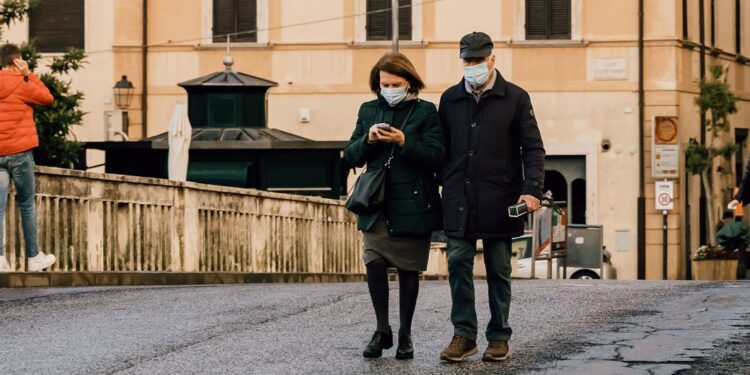 Covid-19 : plus de la moitié des Européens pourraient être infectés par Omicron d’ici deux mois