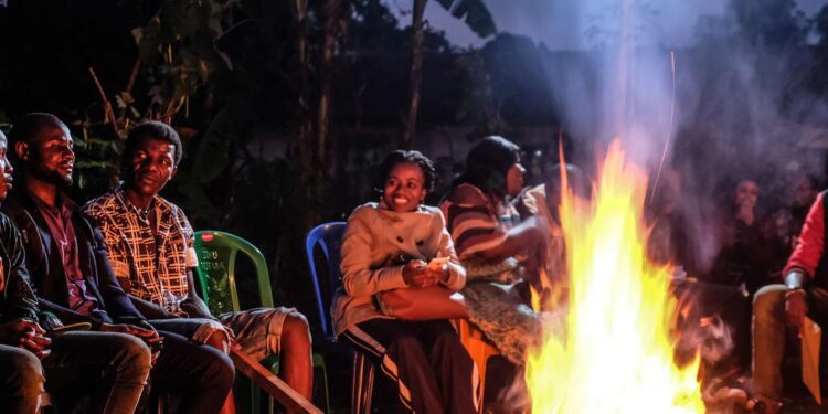 « Autour du feu », des Congolais témoignent des années de guerre pour éviter que l’histoire ne se répète en RDC