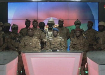 Le capitaine Sidsoré Kader Ouedraogo, porte-parole de la junte et des soldats, annonce qu’ils ont pris le pouvoir, le 24 janvier 2022 depuis la Radio Télévision du Burkina (RTB).