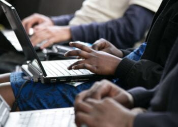 Langue maternelle : l’UNESCO encourage l’utilisation de la technologie pour faire progresser l’éducation multilingue