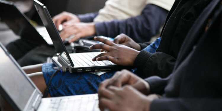 Langue maternelle : l’UNESCO encourage l’utilisation de la technologie pour faire progresser l’éducation multilingue