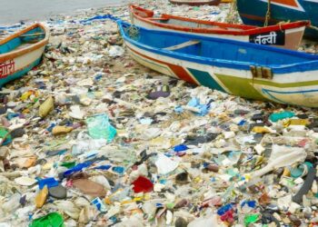 Lutte contre la pollution plastique : les nations s’engagent à élaborer un accord juridiquement contraignant (PNUE)