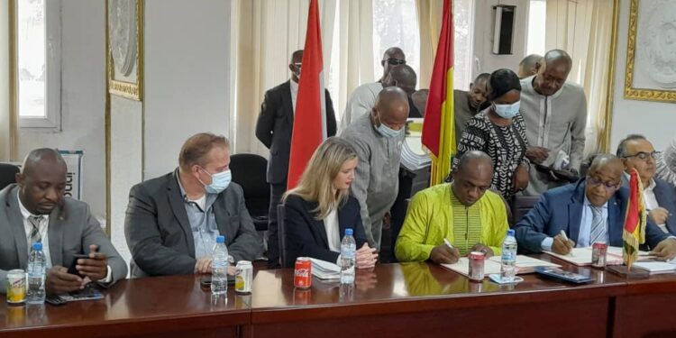 La coopération néerlandaise signe avec le ministère des Infrastructures et des Transports et le ministère de l’Economie et des Finances le contrat pour l’exécution du Projet des 5 Ponts à Conakry pour un montant de 60 millions d’euros.