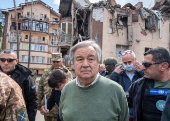 En visite en Ukraine, António Guterres dénonce une guerre horrible et réclame justice