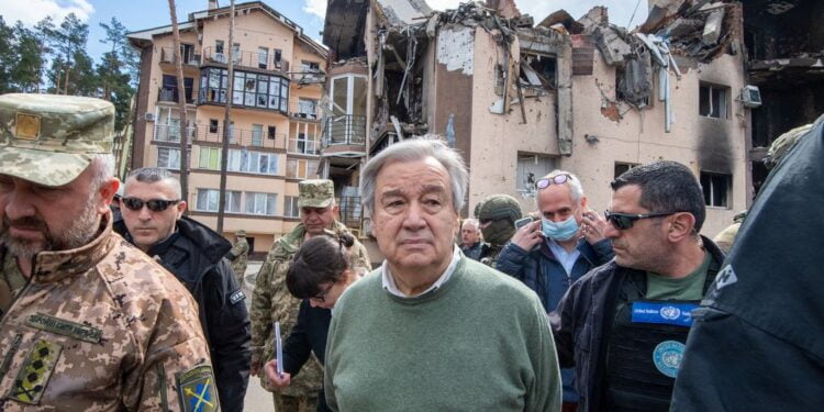 En visite en Ukraine, António Guterres dénonce une guerre horrible et réclame justice