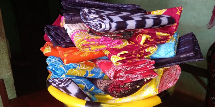 Boké-Economie: 40 complets de tissus contrefaits (Faré Yaré) saisis dans la cour de la préfecture (DP-Commerce)