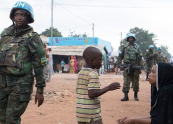 5 façons dont les partenariats de maintien de la paix de l’ONU favorisent la paix et le développement