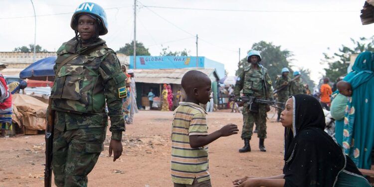 5 façons dont les partenariats de maintien de la paix de l’ONU favorisent la paix et le développement