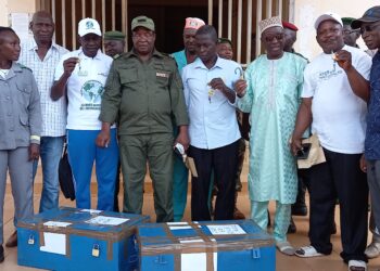 Boké-Éducation: Remise officielle des sujets aux sous-prefets et DSEE de la préfecture 