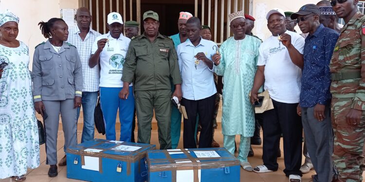 Boké-Éducation: Remise officielle des sujets aux sous-prefets et DSEE de la préfecture