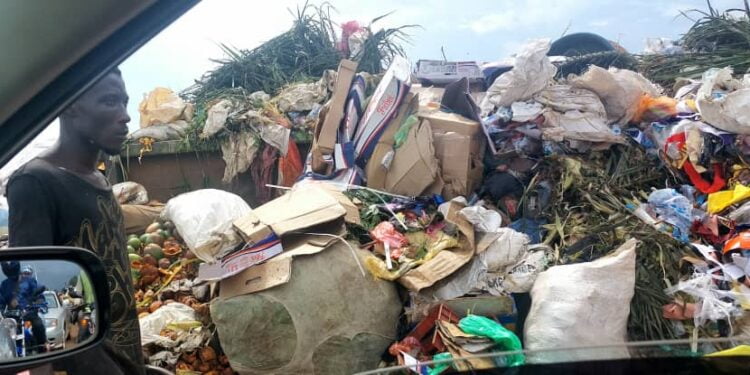 Guinée-Salubrité: Le Conseil des Ministres interrompu, le ministre des Mines et ses cadres dans la Commune de Dixinn pour l’assainissement