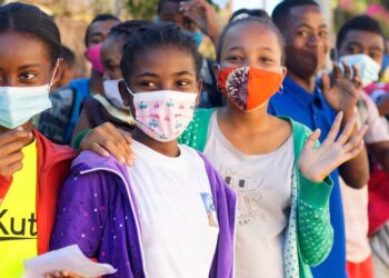 La pandémie de COVID-19 est « loin d’être terminée », prévient le chef de l’OMS