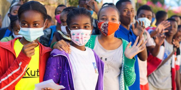 La pandémie de COVID-19 est « loin d’être terminée », prévient le chef de l’OMS