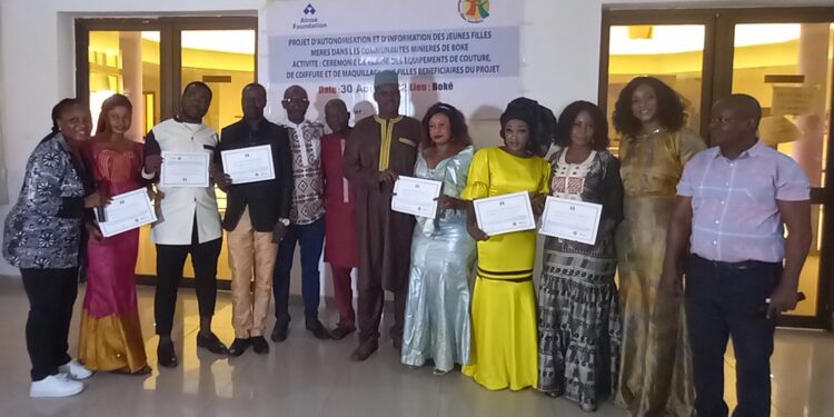Boké-Développement: La Fondation ALCOA Guinée offre des kits de couture, coiffure et de maquillage aux jeunes filles mères de Boké, Kamsar, Kolaboui et Sangarédi