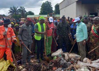 Boké-Assainissement: Le ministre de l’Économie, des Finances et du Plan donne le coup d’envoi du 1er samedi d’assainissement