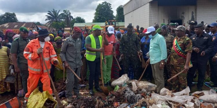 Boké-Assainissement: Le ministre de l’Économie, des Finances et du Plan donne le coup d’envoi du 1er samedi d’assainissement