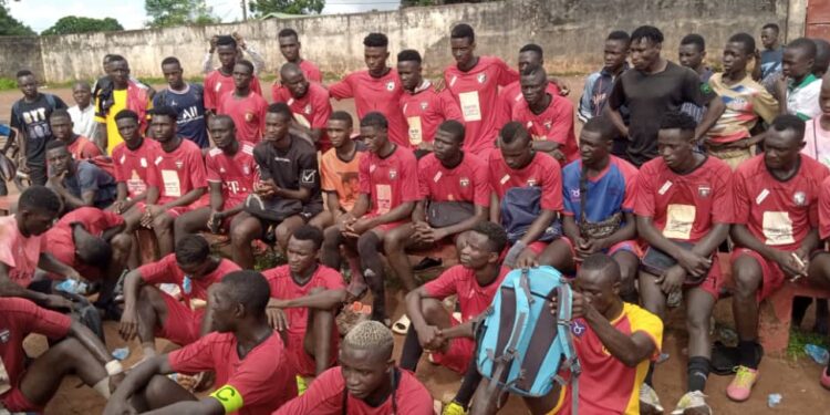 Boké: La direction préfectorale de la jeunesse bénéficie des kits de travail