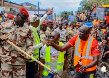 JOURNÉE D’ASSAINISSEMENT À CONAKRY : LE PRÉSIDENT DE LA TRANSITION, LE COLONEL MAMADI DOUMBOUYA SUR LE TERRAIN POUR DONNER LE BON EXEMPLE