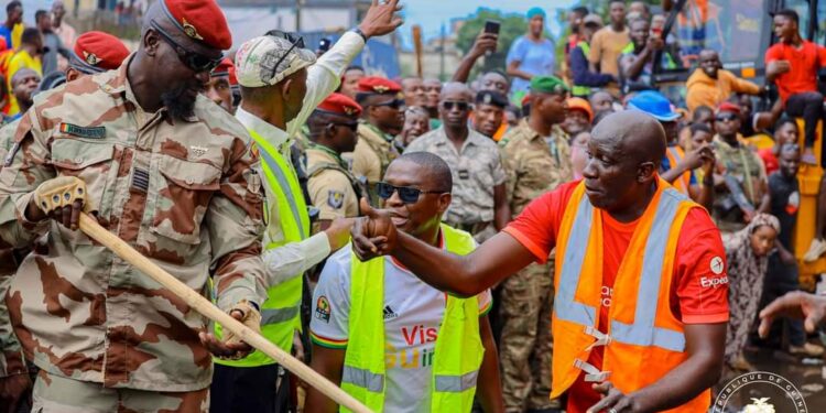 JOURNÉE D’ASSAINISSEMENT À CONAKRY : LE PRÉSIDENT DE LA TRANSITION, LE COLONEL MAMADI DOUMBOUYA SUR LE TERRAIN POUR DONNER LE BON EXEMPLE