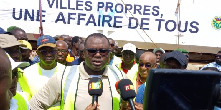 Boké: Le Premier Ministre, Bernard Gomou lance la 2ème journée d’assainissement au marché 400 bâtiments