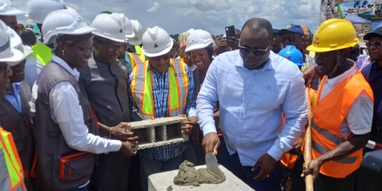 Construction de 302 Logements sociaux à Kolaboui: Le Premier Ministre, Dr Bernard Gomou lance les travaux