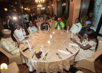 LE PREMIER MINISTRE DR BERNARD GOUMOU ET LA DÉLÉGATION MALIENNE AUTOUR D’UN REPAS DE FAMILLE