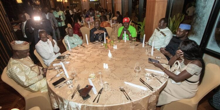 LE PREMIER MINISTRE DR BERNARD GOUMOU ET LA DÉLÉGATION MALIENNE AUTOUR D’UN REPAS DE FAMILLE