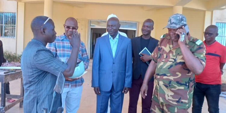 Boké-Éducation: Le gouverneur offre une moto neuve au DSEE de Kolaboui