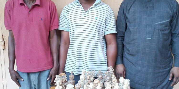 Trois trafiquants spécialisés dans le commerce illégal d’ivoires sculptés arrêtés puis déposés