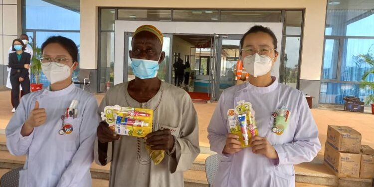 Boké-Humanitaire: L’hôpital Winning Consortium FEITSUI RENHE de Dapilon offre des journées de consultations médicales gratuites aux communautés riveraines de la SMB.