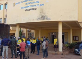 Réhabilitation de la voirie urbaine de Boké: L’ANAIM offre 10 tonnes de ciments et une tonne de fer à béton à la Commission de suivi