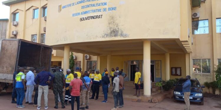 Réhabilitation de la voirie urbaine de Boké: L’ANAIM offre 10 tonnes de ciments et une tonne de fer à béton à la Commission de suivi