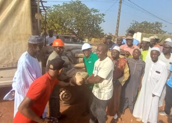 Réhabilitation de la voirie urbaine de Boké: L’Association pour le Développement de Kakandé (ADK) offre cinq (05)  tonnes de ciments plus un million GNF à la Commission de suivi 