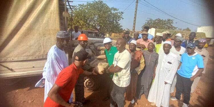 Réhabilitation de la voirie urbaine de Boké: L’Association pour le Développement de Kakandé (ADK) offre cinq (05)  tonnes de ciments plus un million GNF à la Commission de suivi 