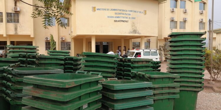 Boké-Assainissement: Le Président de la Transition offre 500 poubelles aux cinq préfectures de la Région