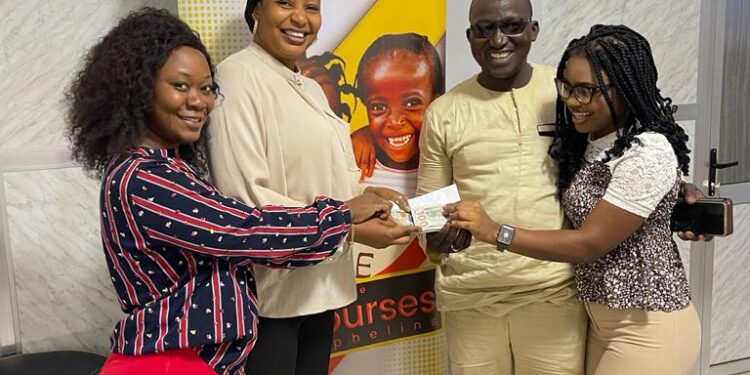 Mandiana-Santé: La Fondation MAFAC offre un billet d’avion aller et retour plus 3000 dollars à l’ancien directeur préfectoral des Mines malade depuis des mois