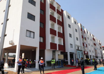 LE GOUVERNEMENT LIVRE LE PREMIER LOT DE LOGEMENTS SOCIAUX.