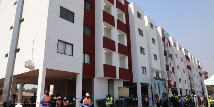 LE GOUVERNEMENT LIVRE LE PREMIER LOT DE LOGEMENTS SOCIAUX.