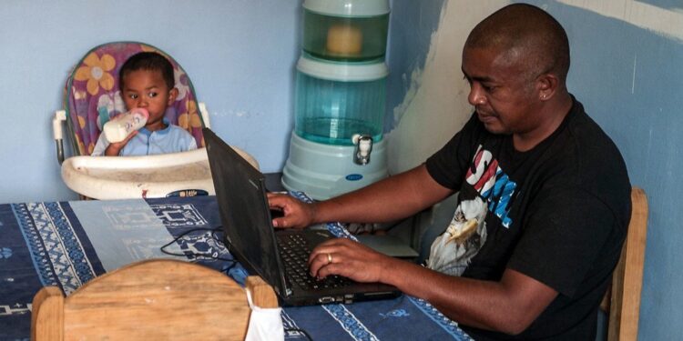 Les arrangements de travail flexibles et les heures réduites entrainent des avantages pour tous (OIT)