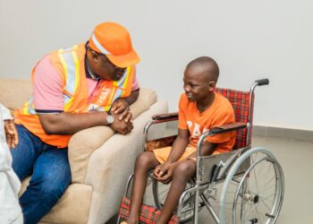 Le Premier ministre rend visite à un brillant écolier de Kamsar