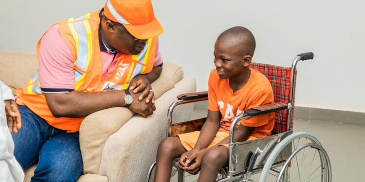 Le Premier ministre rend visite à un brillant écolier de Kamsar