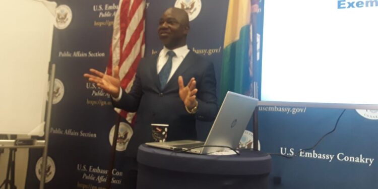 Loi sur la Cybercriminalité et son application en Guinée: à l’Ambassade des États-Unis, Mohamed Diawara explique avec brio ce thème aux journalistes