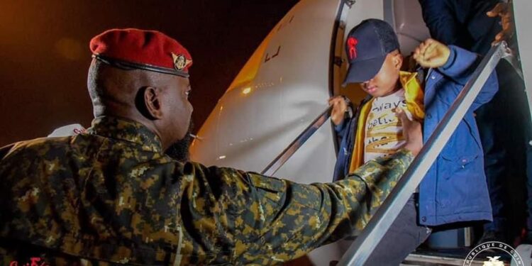 𝗔𝗲𝗿𝗼𝗽𝗼𝗿𝘁 𝗔𝗵𝗺𝗲𝗱 𝗦é𝗸𝗼𝘂 𝗧𝗼𝘂𝗿é : 𝗹𝗲 𝗖𝗵𝗲𝗳 𝗱𝗲 𝗹’𝗘𝘁𝗮𝘁 á 𝗹’𝗮𝗰𝗰𝘂𝗲𝗶𝗹 𝗱𝗲𝘀 𝗚𝘂𝗶𝗻𝗲é𝗲𝗻𝘀 𝘃𝗲𝗻𝗮𝗻𝘁 𝗱𝗲 𝗧𝘂𝗻𝗶𝘀𝗶𝗲