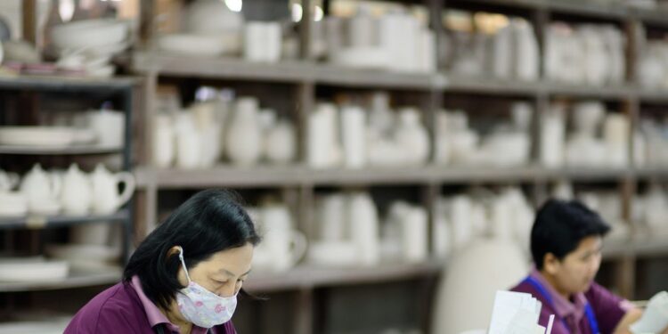 Emploi : inégalités hommes-femmes plus importantes que supposé, selon l’OIT