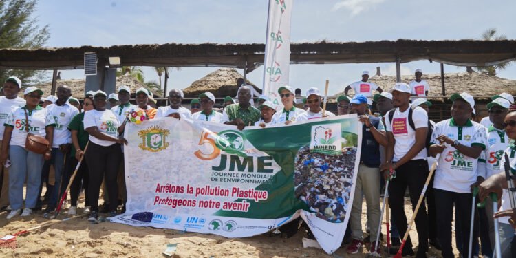 Journée mondiale de l’environnement : la Banque africaine de développement et partenaires mobilisés contre les déchets plastiques sur les plages ivoiriennes