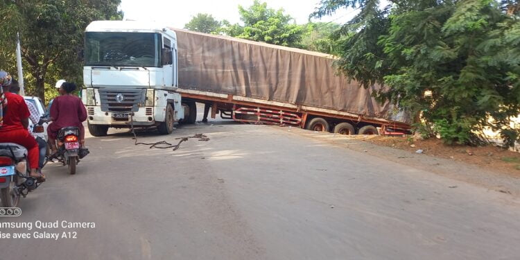 Boké-circulation routière: Un Camion remorque déraille, bloque la chaussée et crèe d’énormes embouteillages à Boubouya