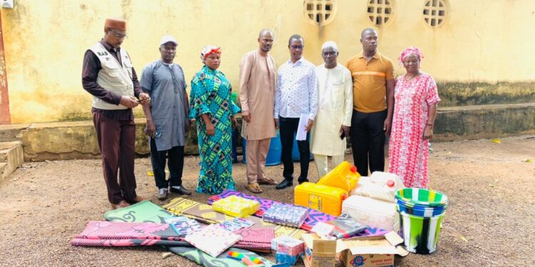 Boké-Humanitaire : L’Inspection régionale de la PFE-PVoffre des kits hygiéniques aux enfants mineurs en conflits avec la Loi