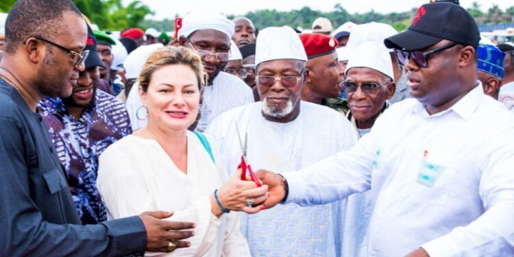 Guinée : inauguration de la route Coyah-frontière de la Sierra Leone, construite avec l’appui de la Banque africaine de développement et de l’Union européenne